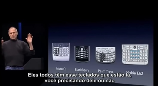 Steve Jobs no palco, com legenda: Eles todos têm esse teclados que estão lá, você precisando dele ou não